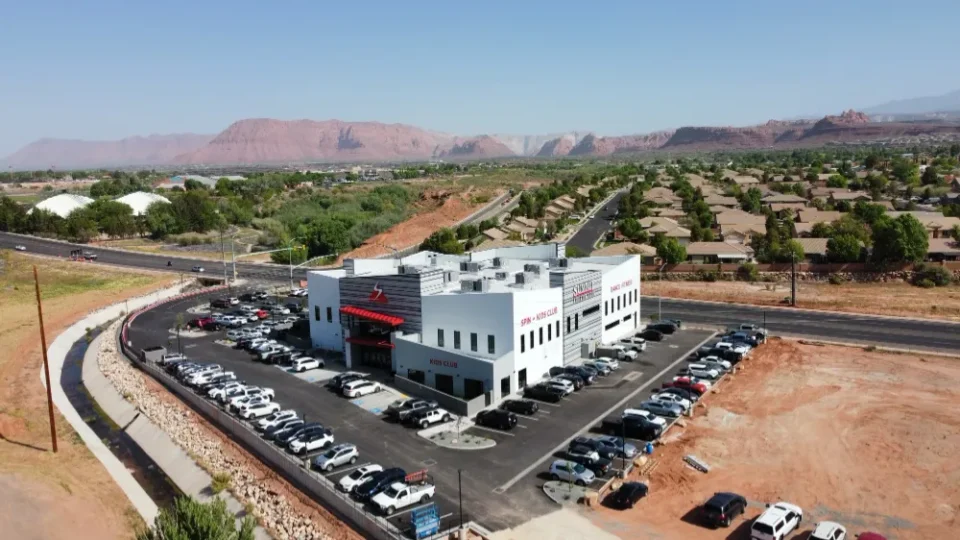 Staff preparing smoothies behind the counter at Summit Athletic Club’s smoothie bar